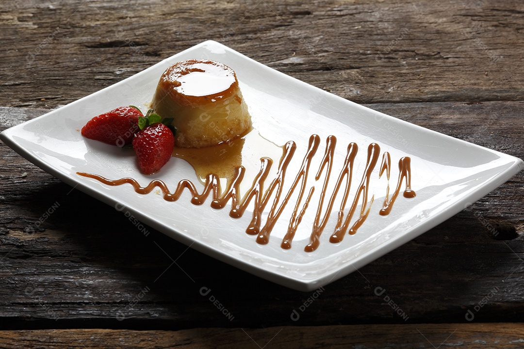 Pudim com leite e ovos com calda