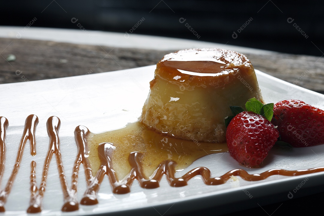 Pudim com leite e ovos com calda