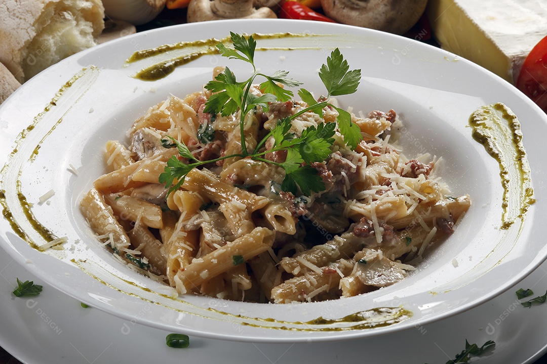Delicioso macarrão penne com queijo