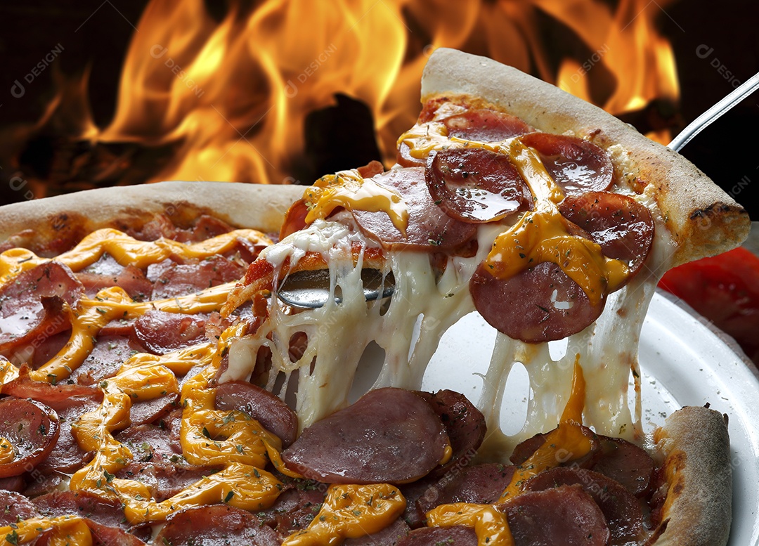 Fatia de pizza levantada