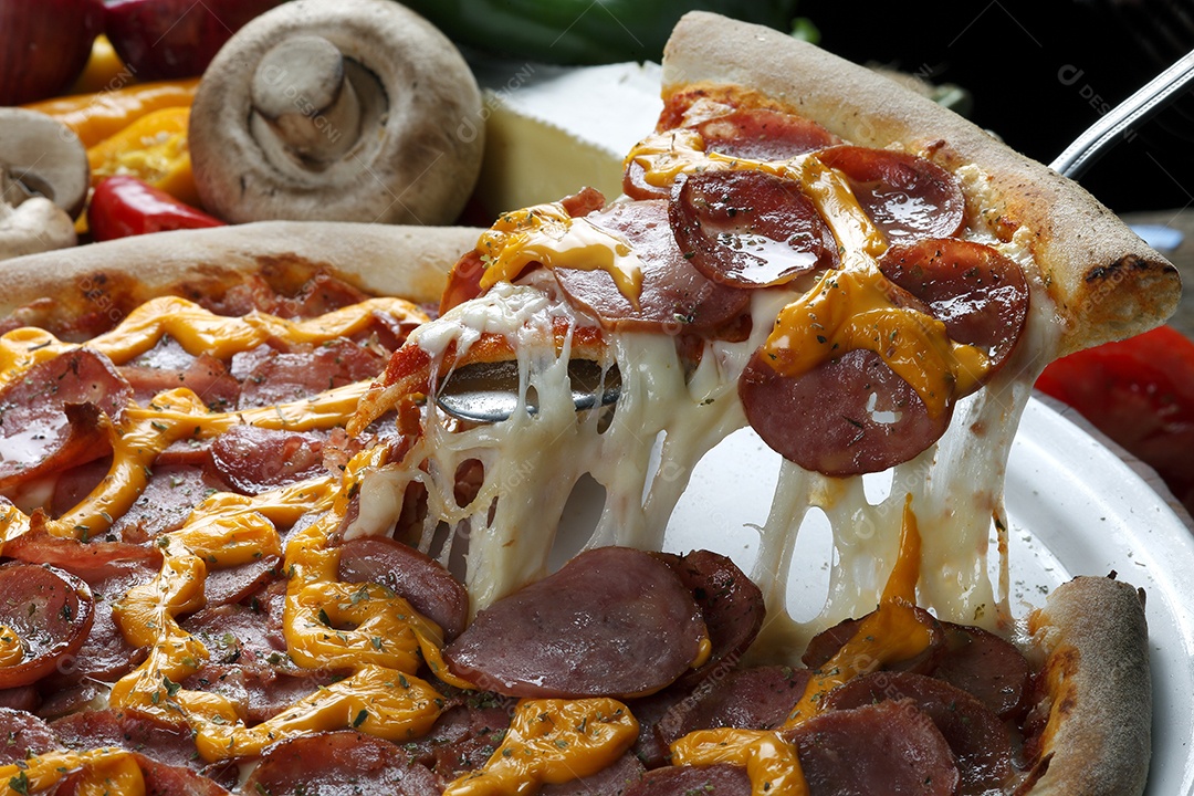 Fatia de pizza levantada