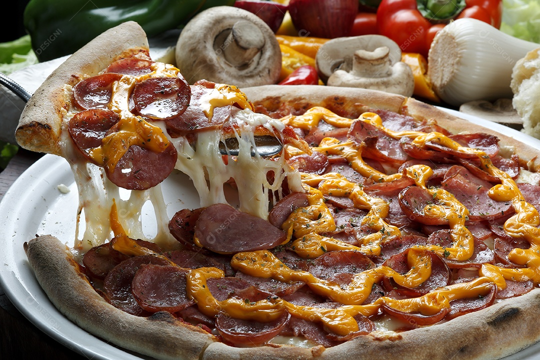 Fatia de pizza levantada