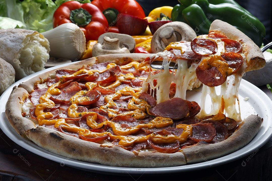 Fatia de pizza levantada