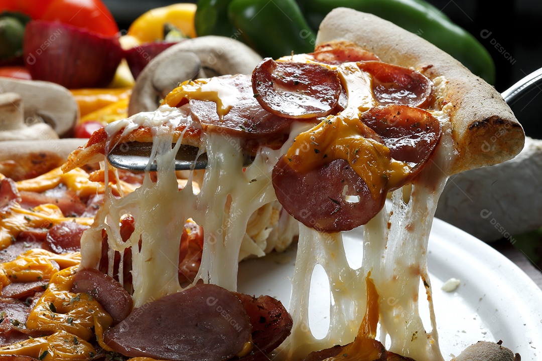 Fatia de pizza levantada