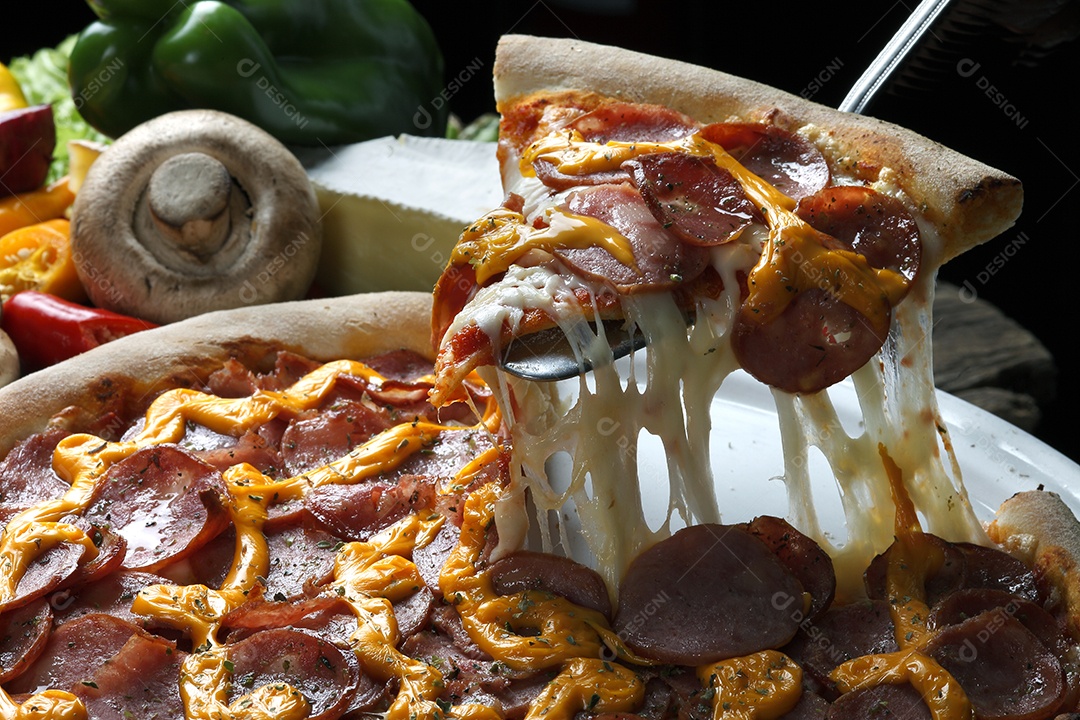 Fatia de pizza levantada