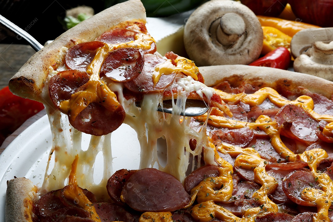 Fatia de pizza levantada