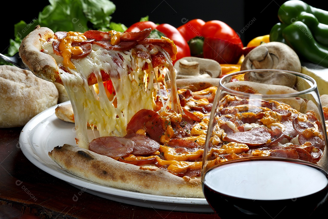 Fatia de pizza levantada