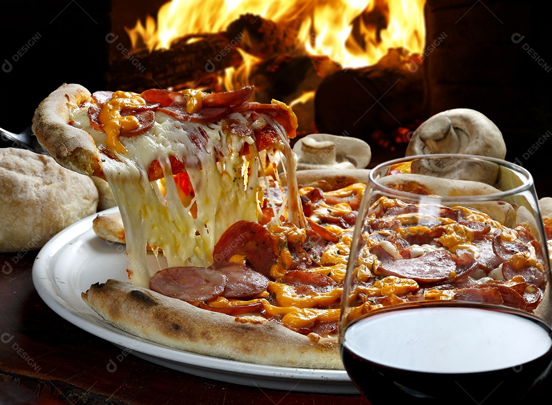 Fatia de pizza levantada