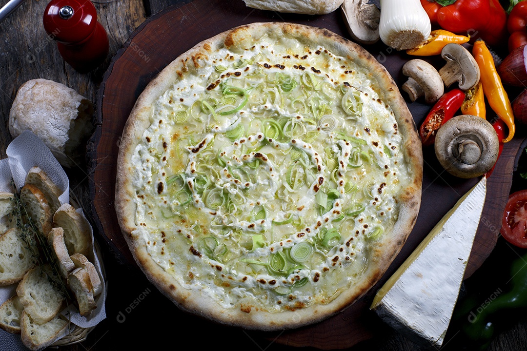 Deliciosa pizza sobre a mesa