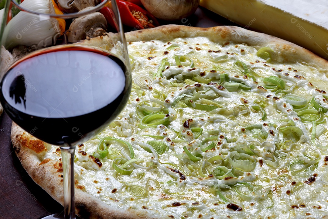 Pizza com copo de vinho tinto