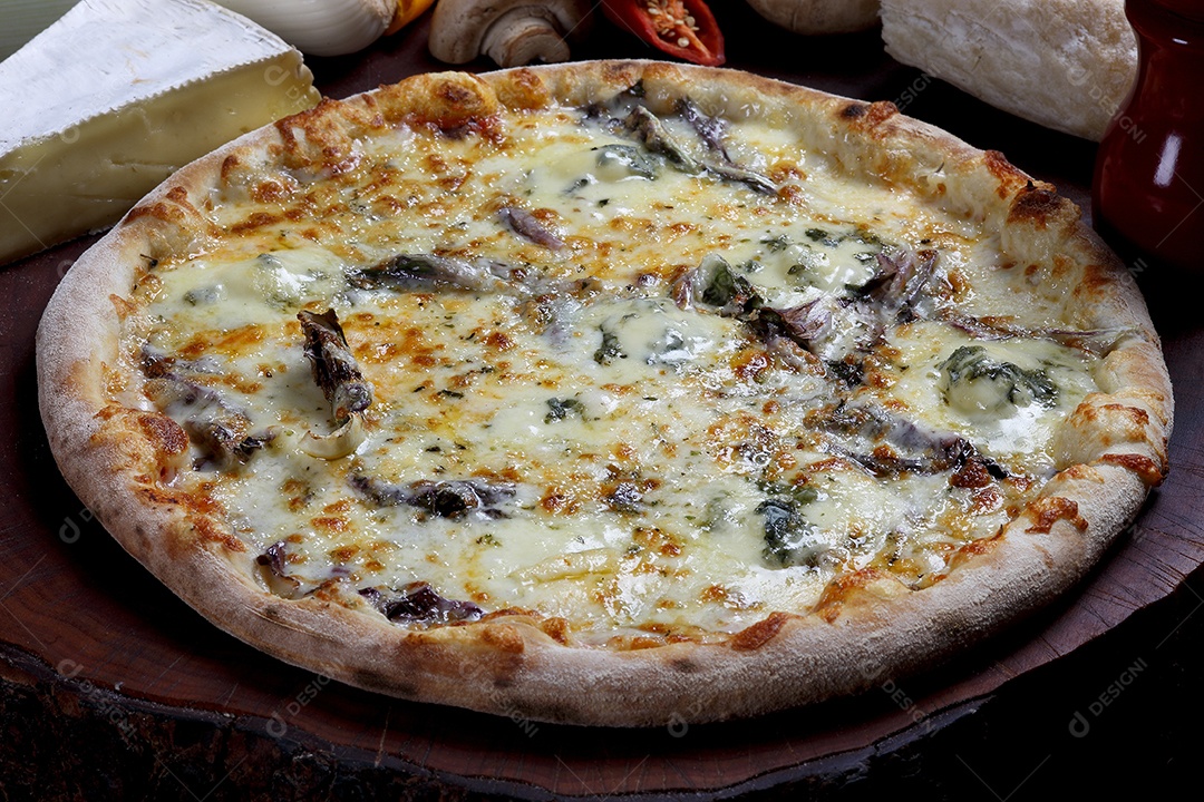 Pizza de queijo com carne seca