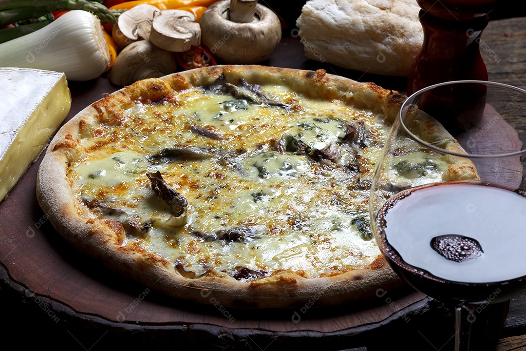 Pizza com copo de vinho tinto