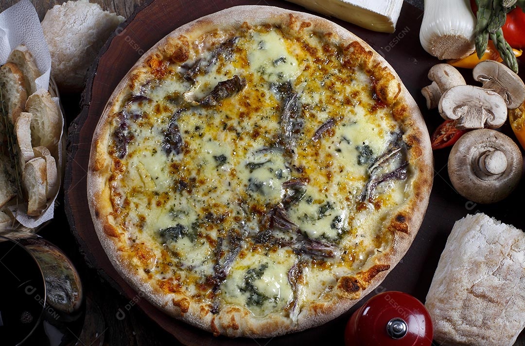 Pizza com copo de vinho tinto