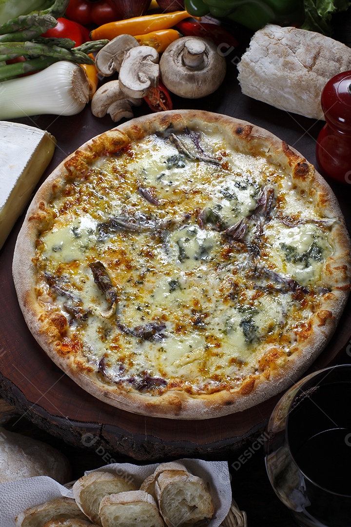 Pizza com copo de vinho tinto