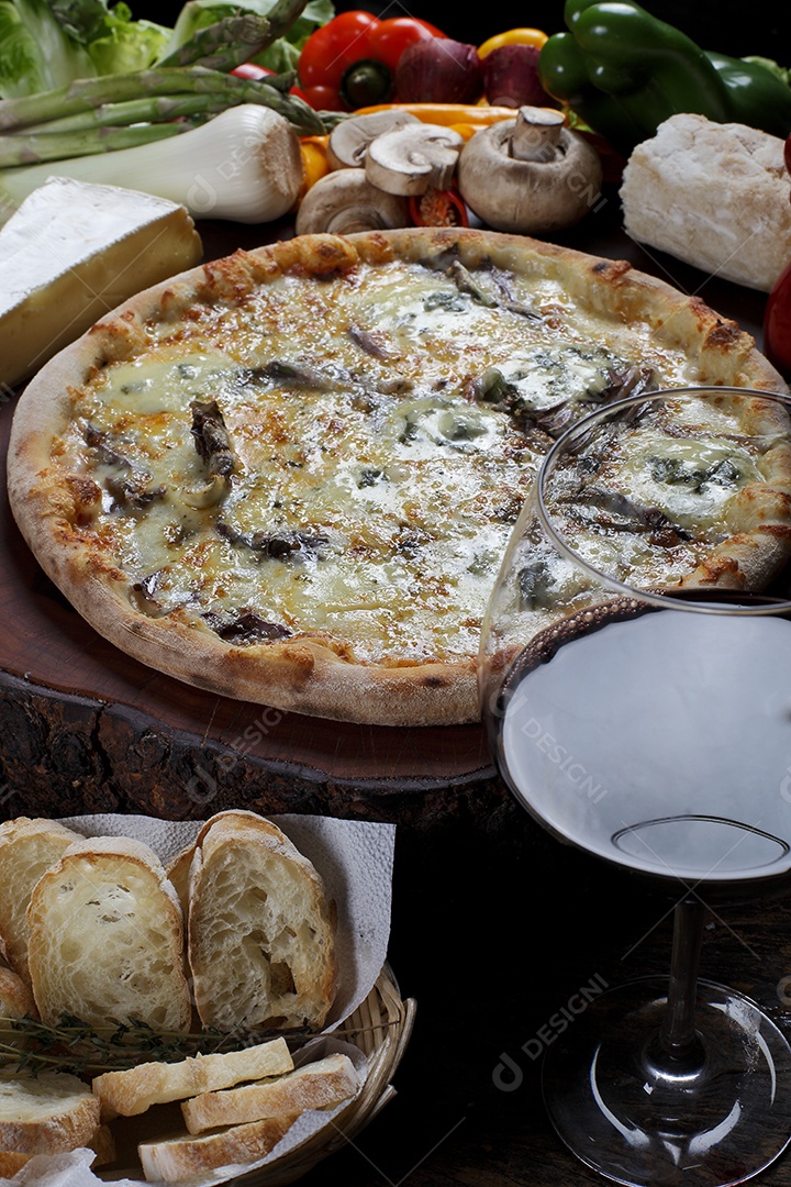 Pizza com copo de vinho tinto