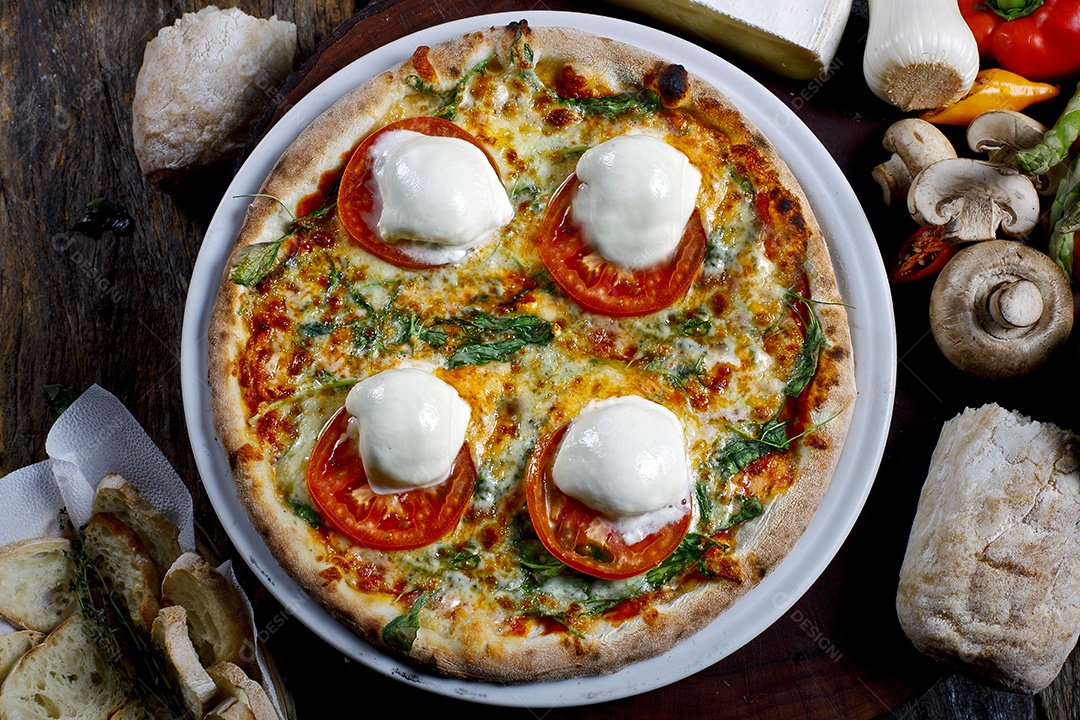 Pizza vegetariana com muito queijo e tomate