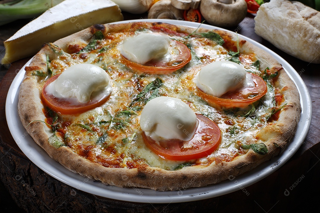 Pizza vegetariana com muito queijo e tomate