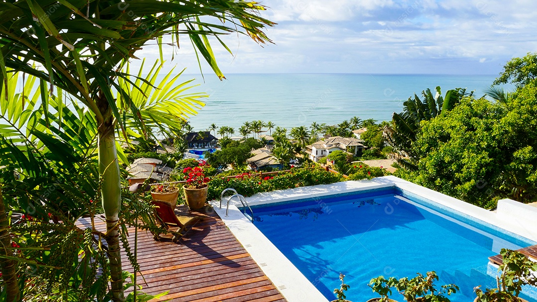 Paisagem de piscina em resort sobre beira da praia