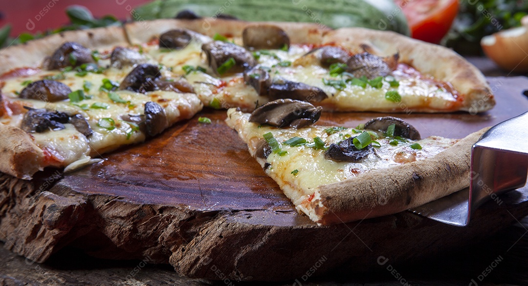 Pizza com mussarela molho de tomate e cogumelos