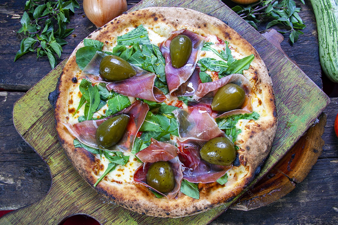 Pizza com presunto de Parma figos rúcula e mel