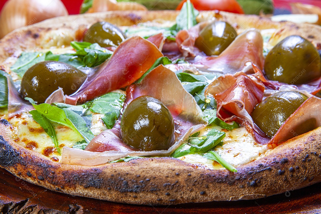 Pizza com presunto de Parma figos rúcula e mel