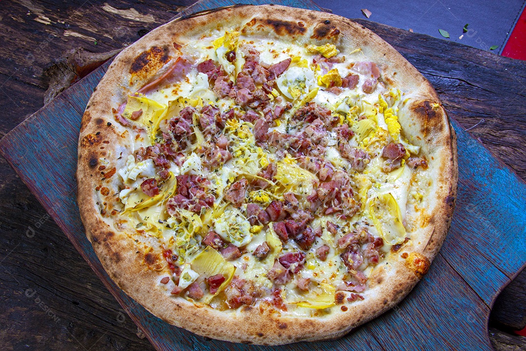 Pizza de bacon assada no forno a lenha