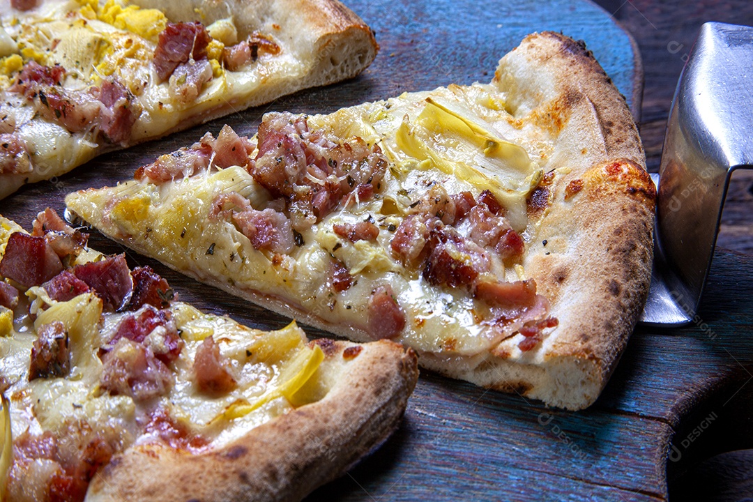 Pizza de bacon assada no forno a lenha