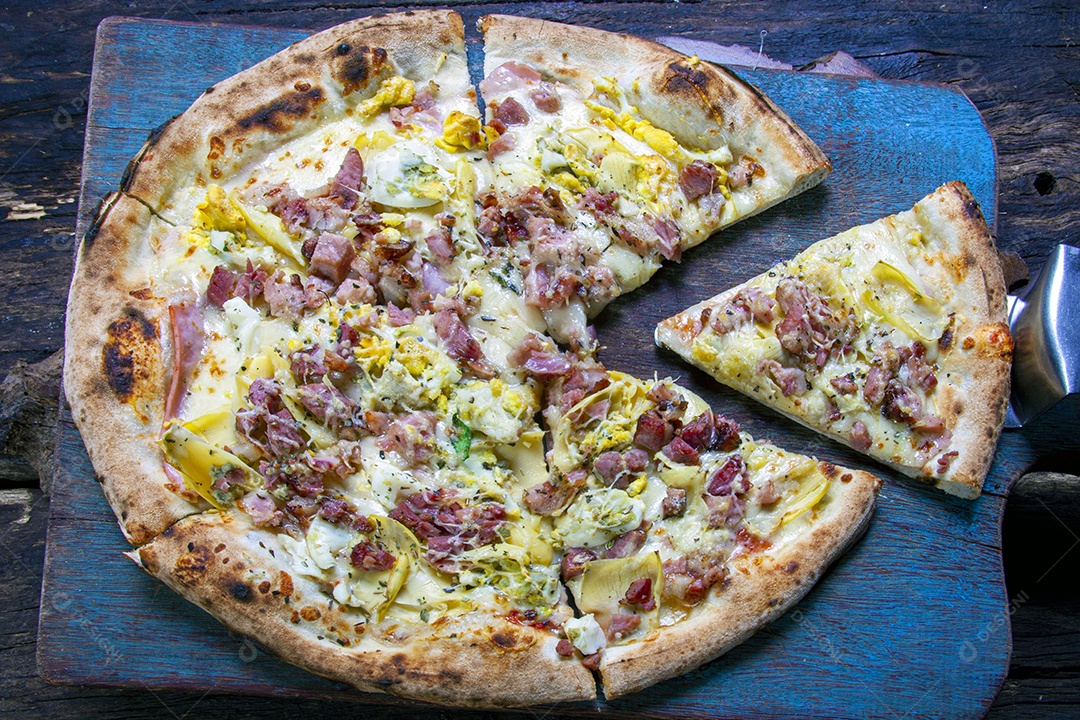 Pizza de bacon assada no forno a lenha