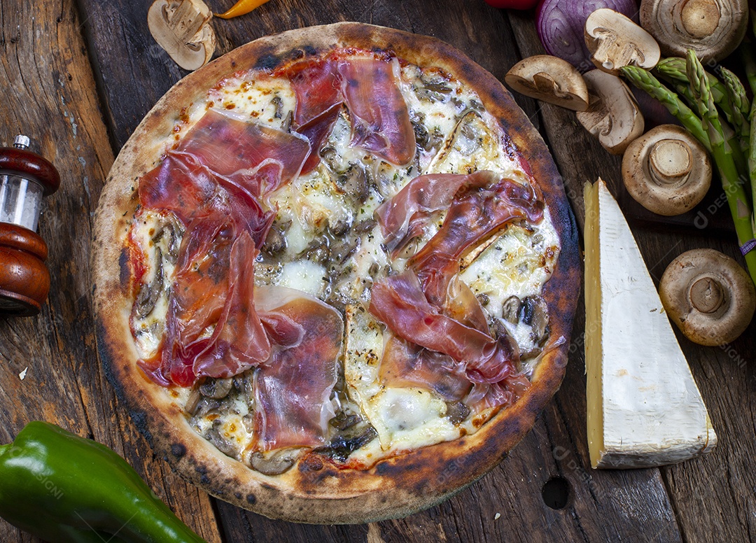 Pizza de presunto parma assada no forno a lenha