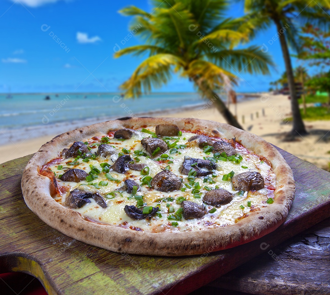 Pizza com mussarela, molho de tomate e cogumelos, pizzaria à beira-mar