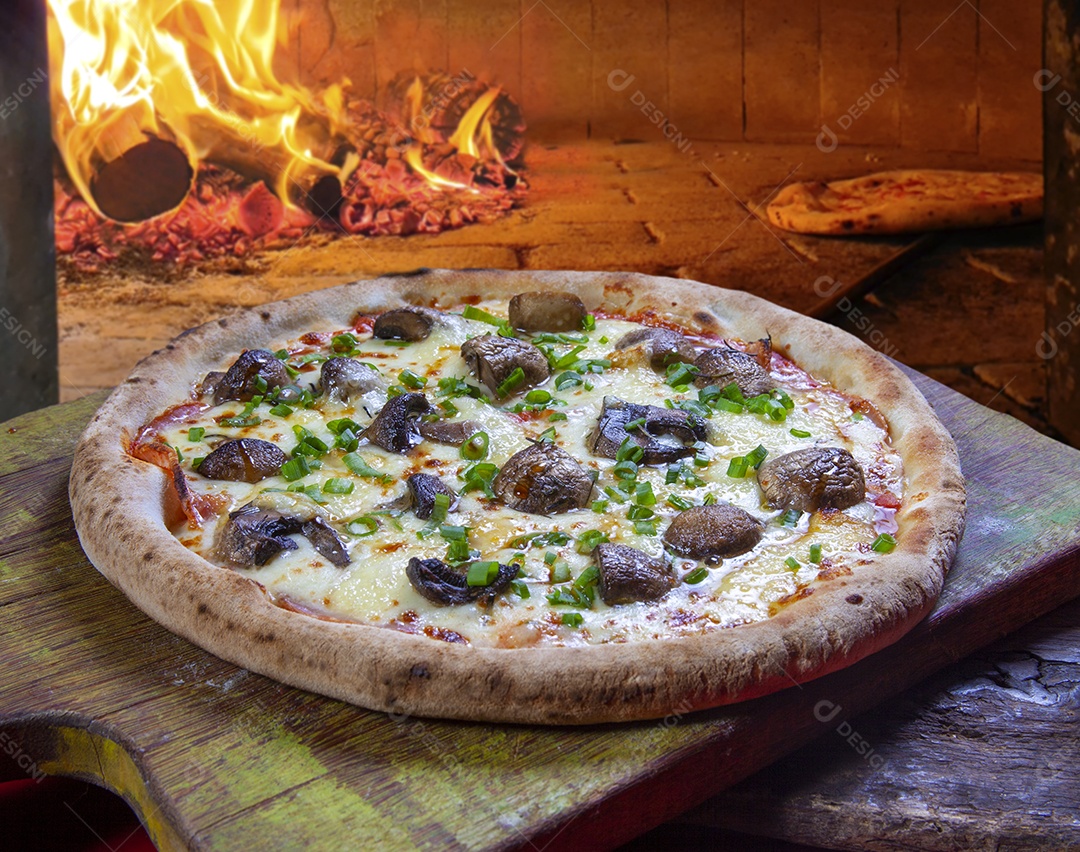 Pizza com mussarela, molho de tomate e cogumelos