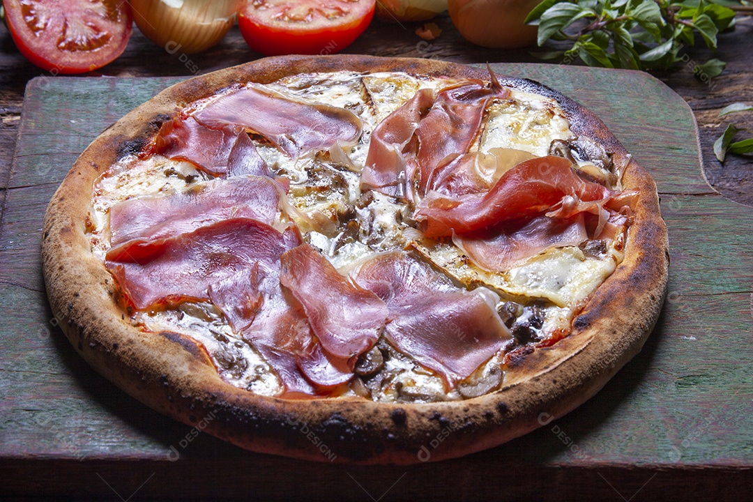 Pizza de presunto parma assada no forno a lenha