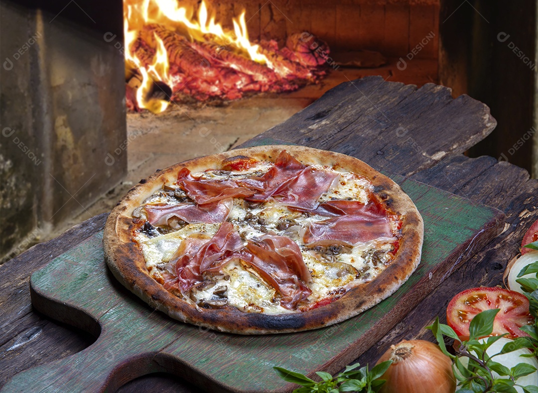 Pizza de presunto parma assada no forno a lenha