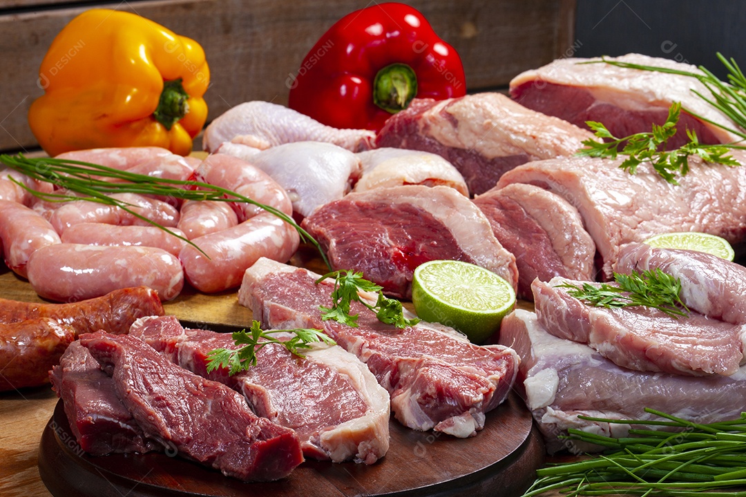 Vitrine de açougue com diversas carnes