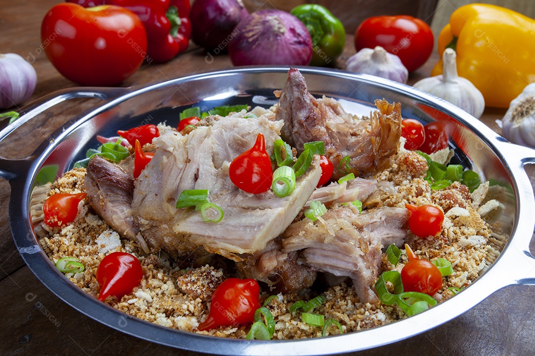 Farofa com carnes e pimentas