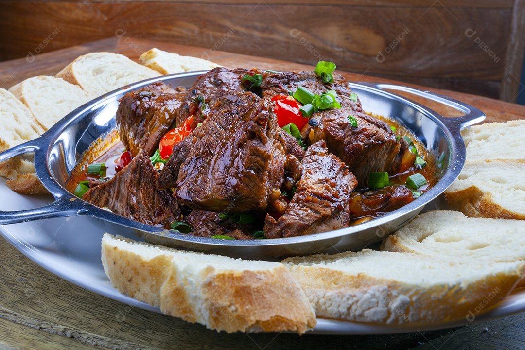 Carne cozida com molho de pimenta biquinho e pão