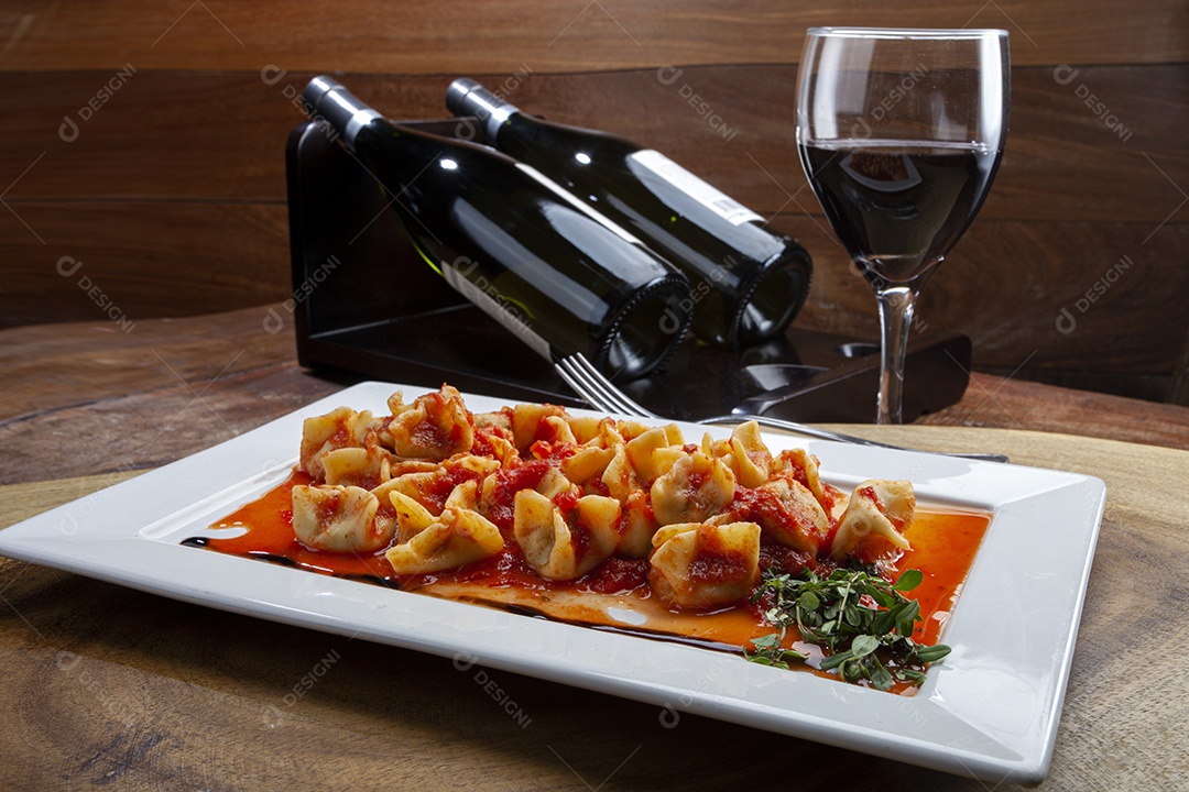 Fagottini ao molho de tomate e vinho tinto