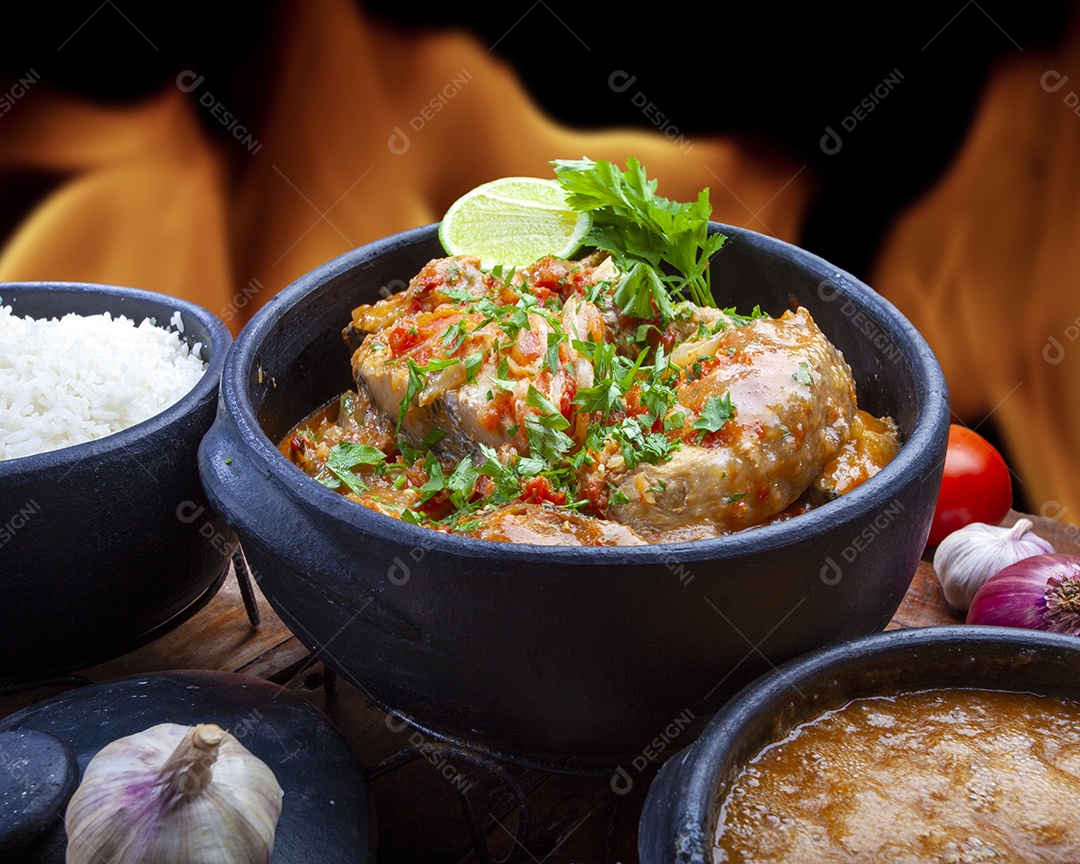 Moqueca tradicional de peixe e camarão com acompanhamento