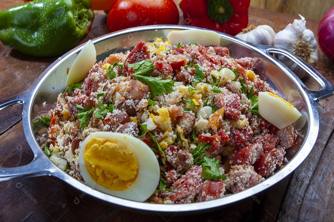 Feijão tropeiro comida típica brasileira