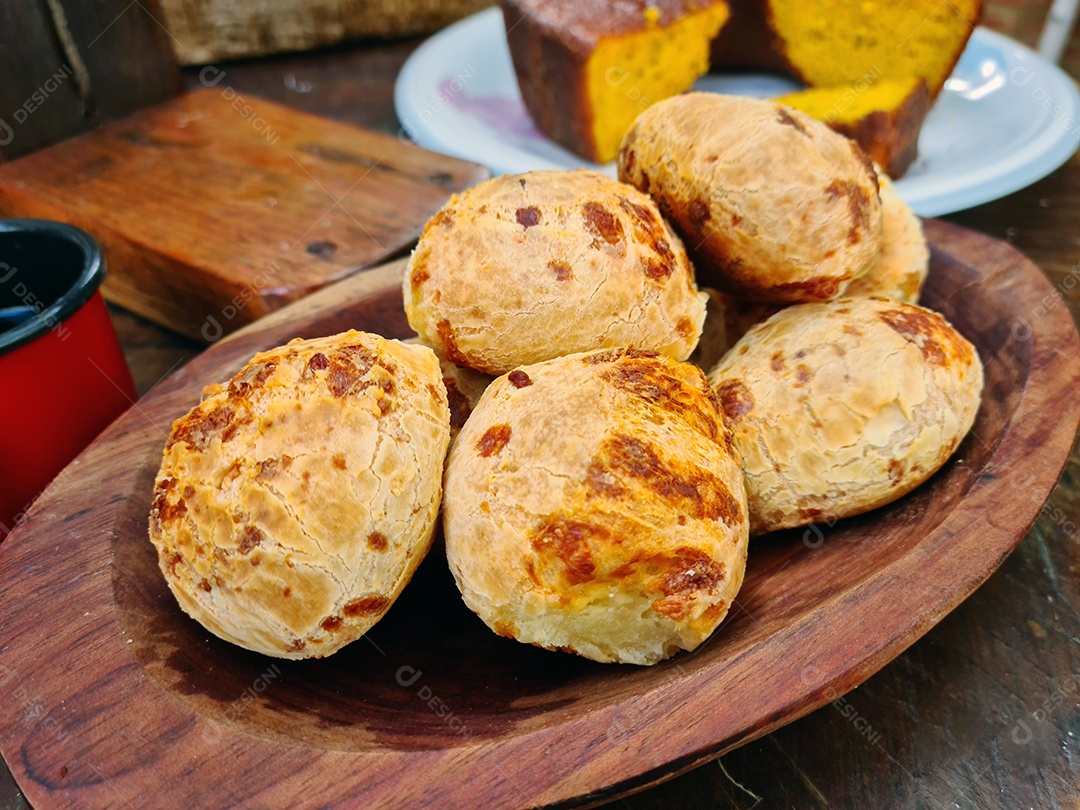 Pão de queijo em um tigela rasa para café da manhã