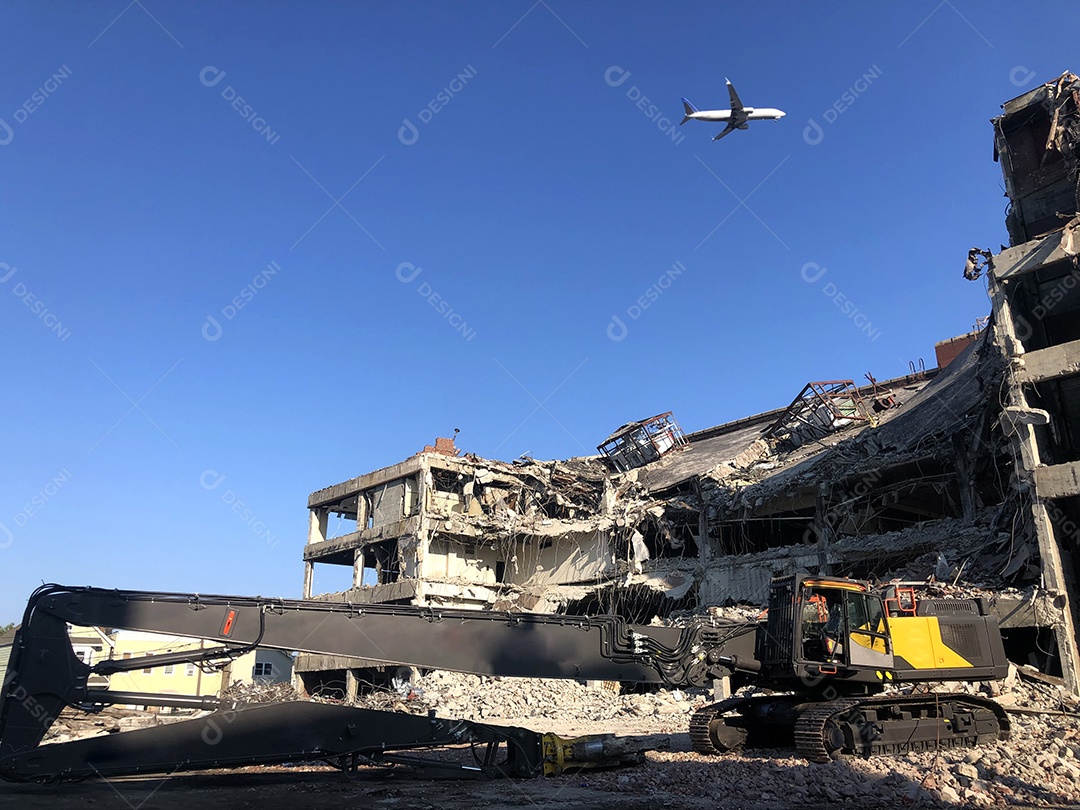 Demolição de edifício com maquinaria pesada