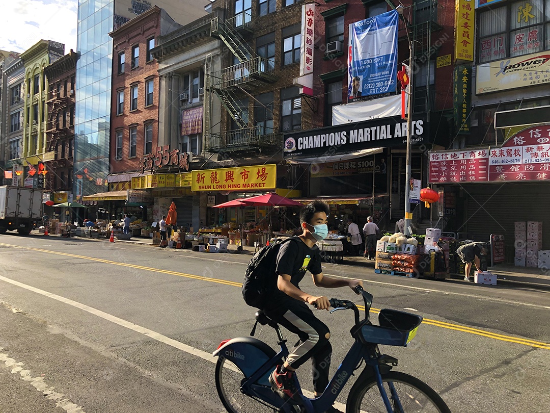 Ruas de Chinatown em bairro de Nova York com ciclista passando