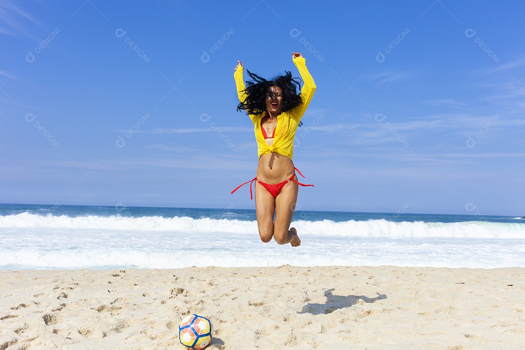 Mulher comemorando jogo na praia