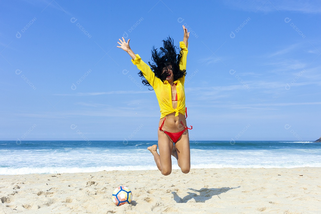 Mulher comemorando jogo na praia