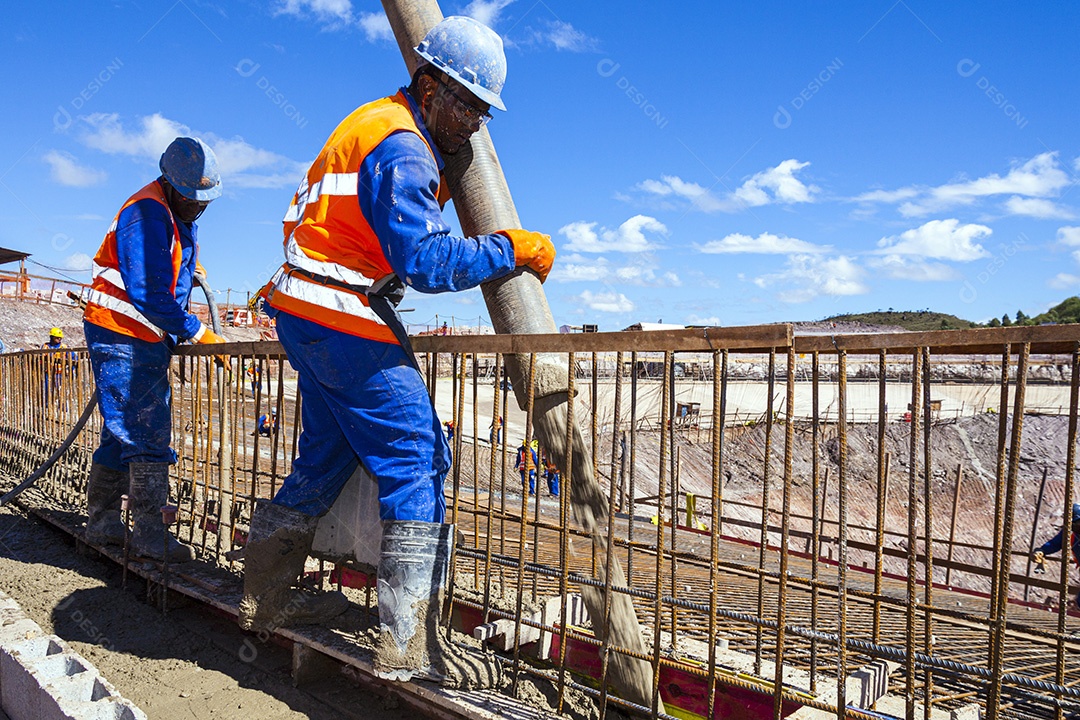 Trabalhador da construção civil em um andaime