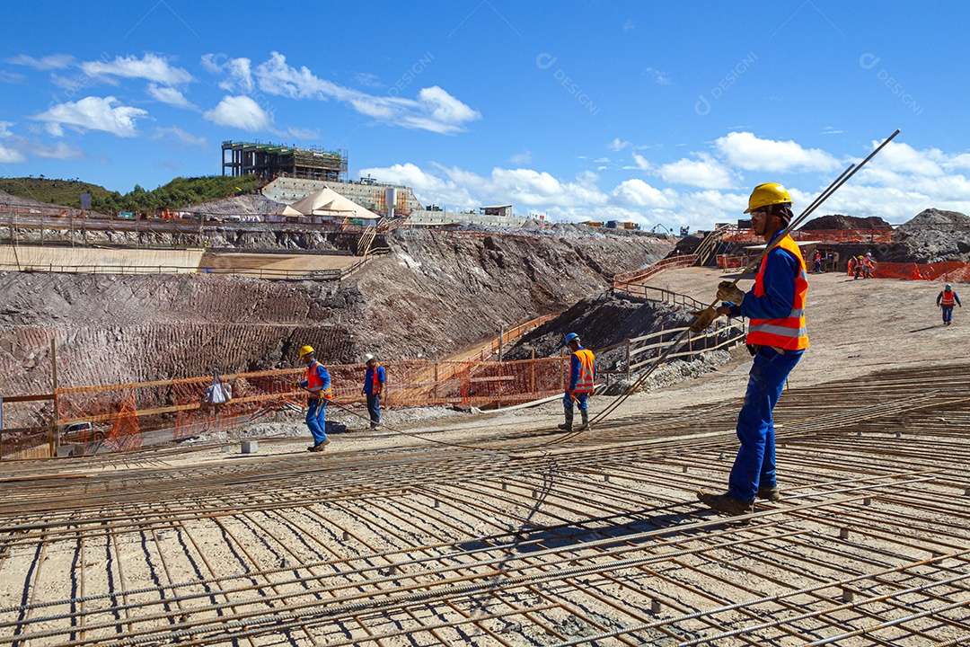 Trabalhador da construção civil em um andaime