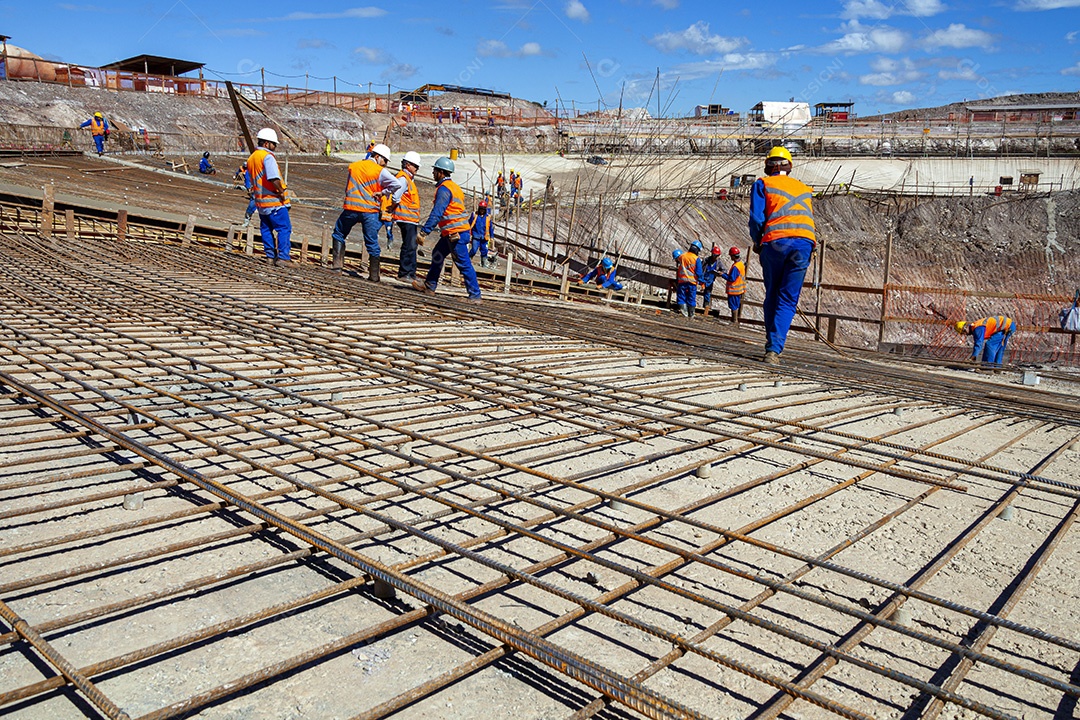 Trabalhador da construção civil em um andaime