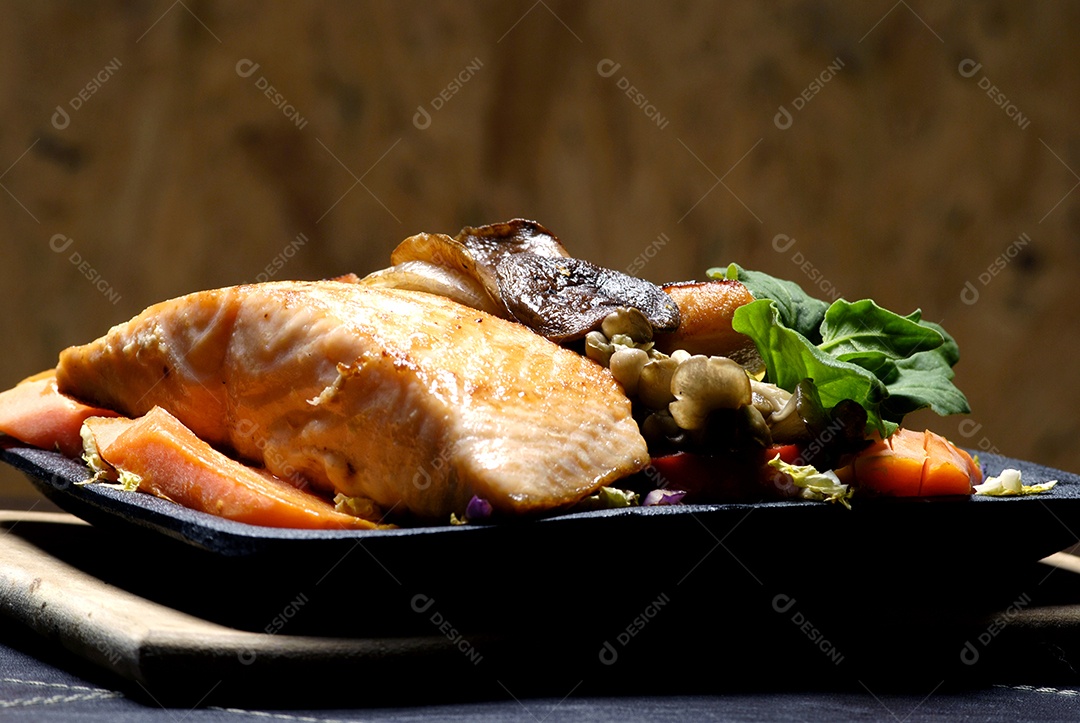 Salmão grelhado com salada