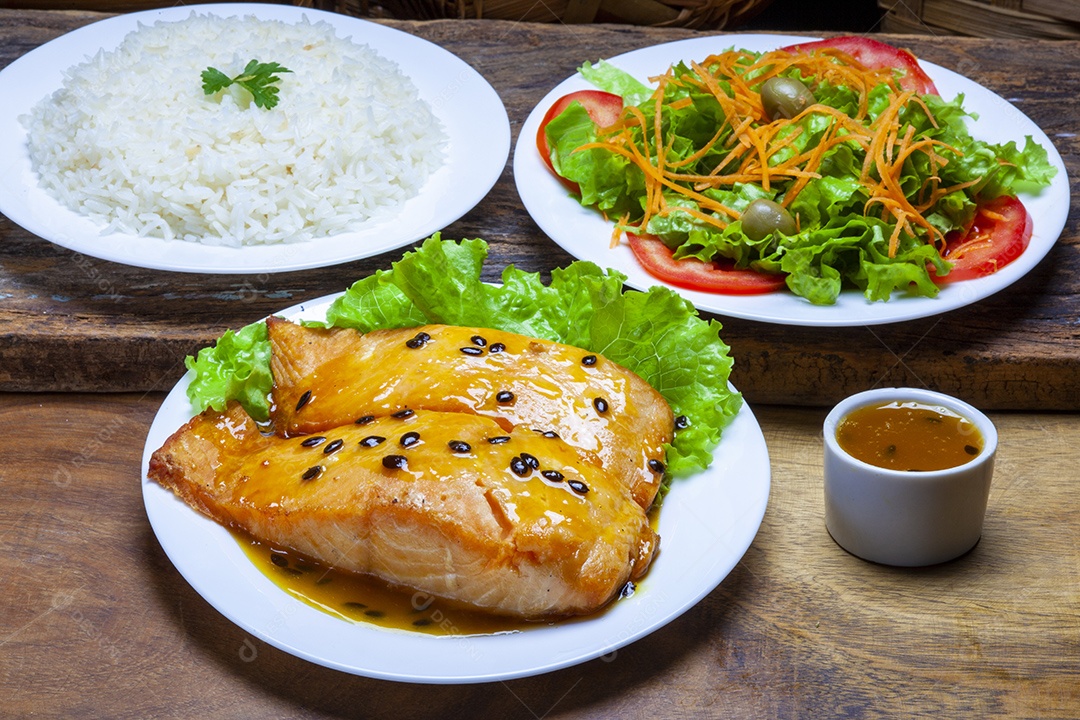 Arroz salmão e salada