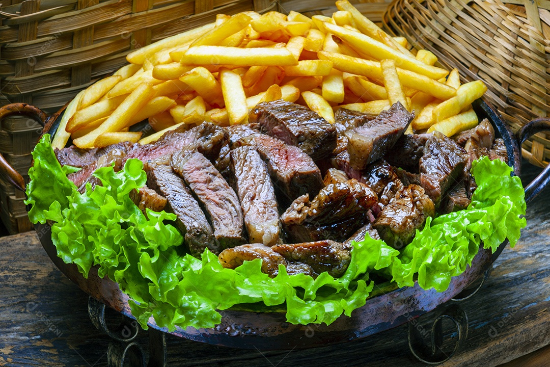 Porção de carne e batatas fritas